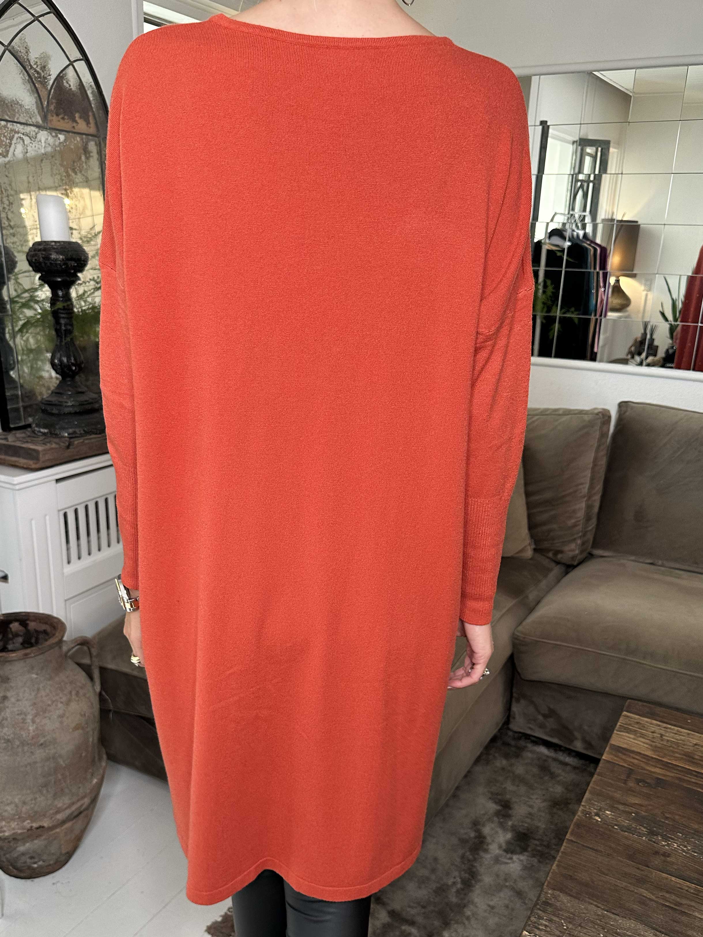 Elisa - Blød strikkjole pyntet med små sten